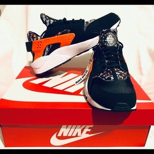 SOLD‼️ Size 9.5 Nike Huarache Run “Just Do It”